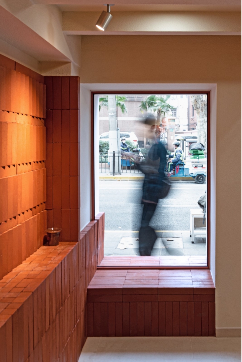 1710590449478815.jpg 11 Aloha Cafe 內部看向窗口,Aloha Cafe Interior Facing the Window ?Oliver.jpg